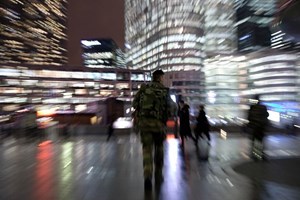 Principal suspeito regressou a Paris para atacar zona empresarial