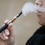 Número de fumadores de cigarros electrónicos caiu a pique 