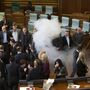 Kosovo: Oposição volta a lançar gás lacrimogéneo no parlamento