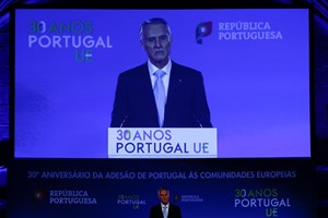 Cavaco pede unidade e condena 'novos muros' contra livre circulação