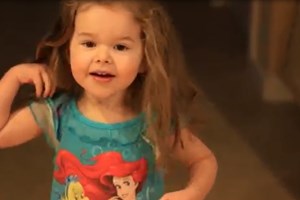 O vídeo viral da pequena sereia de 3 anos