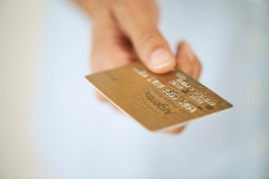 Homem acusado de gerir site que vendia dados de cartões de crédito