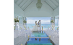 Casamento sobre a água em ambiente paradisíaco