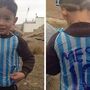 Quem é o miúdo com a t-shirt improvisada de Messi?