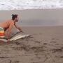 Arrasta tubarão até à areia para tirar fotografias
