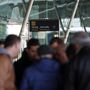 Dezenas de taxistas protestam no aeroporto de Lisboa contra a Uber