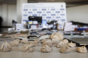 Conduziam sem carta, ofereciam relógios de luxo e distribuíam canábis de lancha