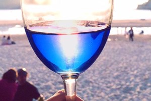 Vai um copo de vinho azul? Conheça o novo cocktail espanhol