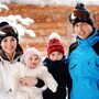 William e Kate levam príncipes à neve pela primeira vez
