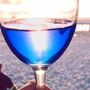 Vai um copo de vinho azul? Conheça o novo cocktail espanhol