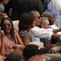 Família Obama diverte-se no jogo de basebol em Cuba