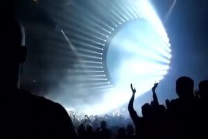 David Gilmour - Comfortably Numb (featuring Purple Rain).mp4