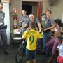 Polícias organizam primeira festa para menino de nove anos