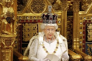 Isabel II exibe mais de 300 milhões de euros