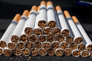 Homem detido por roubo de 1.874 maços de tabaco e sequestro em Almada
