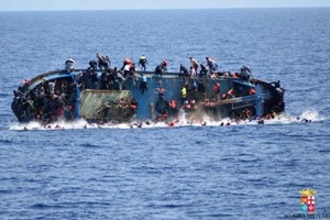 Pelo menos 45 migrantes morreram em naufrágio ao largo da Líbia