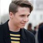 Brooklyn Beckham aprende a conduzir num potente Mercedes
