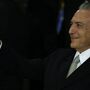 Temer deixa apelos e recados, mesmo sem voz e teleponto