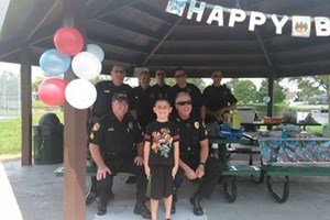 Polícias 'salvam' festa de aniversário de menino autista