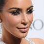 Kim Kardashian toma duche com leite 