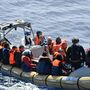 Mais de 300 refugiados resgatados no Mediterrâneo