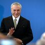 Michel Temer corta cartão de alimentação de Dilma