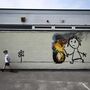 Banksy retribui homenagem de escola com mural para crianças