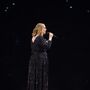 Adele emociona-se ao falar de massacre em Orlando