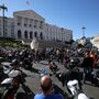 Centenas de motociclistas protestam contra lei