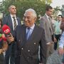 António Costa brinca com microfone da CMTV