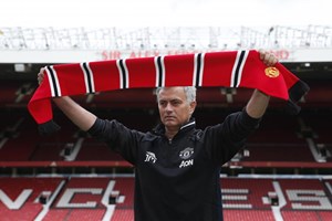 Mourinho abdica voar em executiva pelo conforto dos jogadores