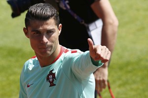 Cristiano Ronaldo e Jennifer Lopez abraçados em <i>selfie</i>
