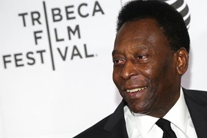 Pelé está deprimido por não conseguir andar sozinho, diz filho