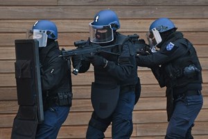 Homem armado barrica-se em hotel no sul de França