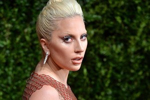 Lady Gaga canta <i>Born This Way</i> em orfanato no México