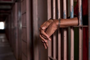 Detido homem pago para ter sexo com crianças