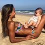 Carolina Patrocínio com duas criações suas na praia