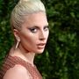 Lady Gaga canta <i>Born This Way</i> em orfanato no México