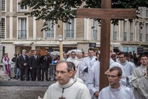 Franceses choram padre vítima do Daesh