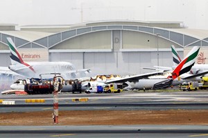 Avião dos Emirados incendeia-se no aeroporto do Dubai