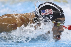 Phelps vai nadar? Jogo da NFL suspenso para ver prova