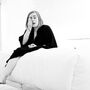 A cara de Adele sem o seu fiel eyeliner