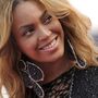 Beyoncé surpreende ao saltar a nove metros do mar