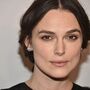 Keira Knightley usa peruca