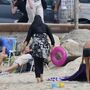 Polícia obriga mulher a despir o burkini em praia de Nice