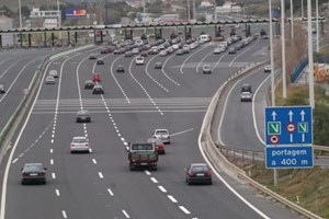 Um morto e 16 feridos em colisão de autocarro e camião na A1
