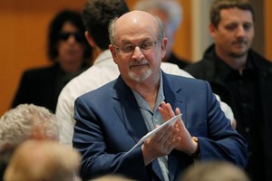 Salman Rushdie apresenta melhorias. Suspeito do ataque declara-se inocente