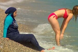 Muslim woman forced off French beach by raging locals for wearing burkini.mp4
