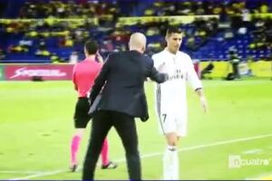 Cristiano Ronaldo, tras el cambio de Zidane- 'Yo hago todo para hacer el 2-1 y a tomar por cxxx'.mp4