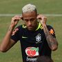 Adeptos invadem treino e Neymar é derrubado
